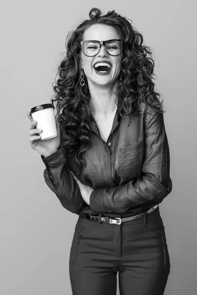 コーヒー カップを持つ長い波状のブルネットの髪を持つスタイリッシュな女性の幸せ — ストック写真