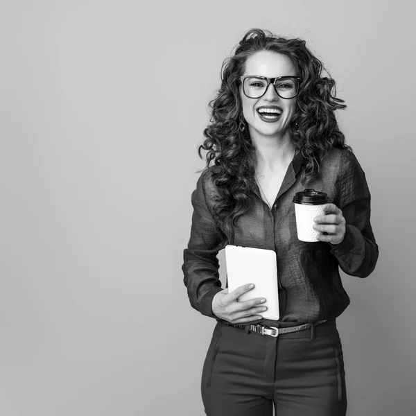 Donna Elegante Sorridente Con Lunghi Capelli Castani Ondulati Con Una — Foto Stock