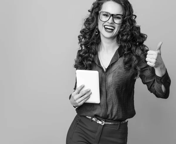 Felice Donna Alla Moda Con Lunghi Capelli Castani Ondulati Con — Foto Stock