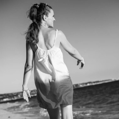 Akşam yürüyüş sahilde içinde sağlıklı kadın arkasından gördüm