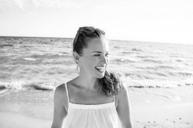 Bir kenara arıyorum akşam sahil üzerinde içinde mutlu genç kadın portresi