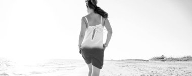 Akşam yürüyüş sahil üzerinde içinde modern kadın arkasından gördüm