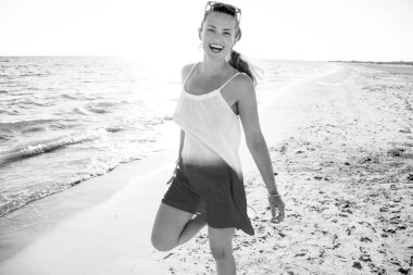 akşamları eğlenmek sahil üzerinde içinde gülümseyen genç kadın saat