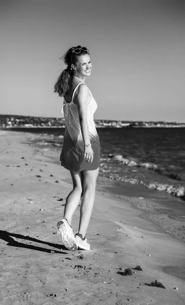 Pełna Długość Portret Uśmiechający Się Zmieścić Kobieta Sukni Plaży Wieczorne — Zdjęcie stockowe