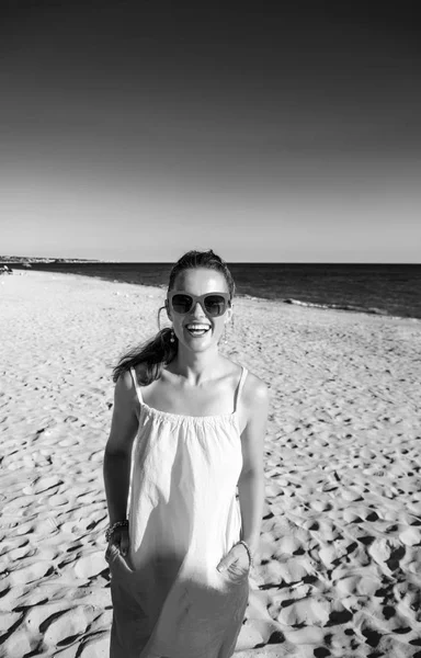 Mujer Forma Feliz Vestido Pie Playa Por Noche —  Fotos de Stock