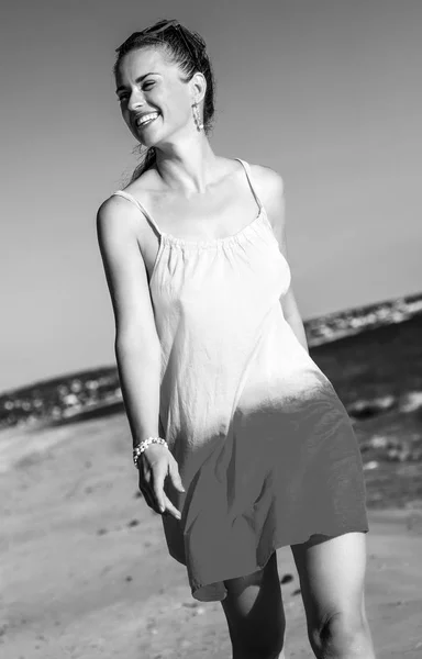 Sonriente Mujer Activa Vestido Orilla Del Mar Por Noche Caminando —  Fotos de Stock