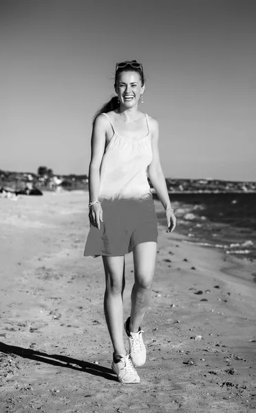 Pełna Długość Portret Szczęśliwy Aktywna Kobieta Stroju Nad Brzegiem Morza — Zdjęcie stockowe