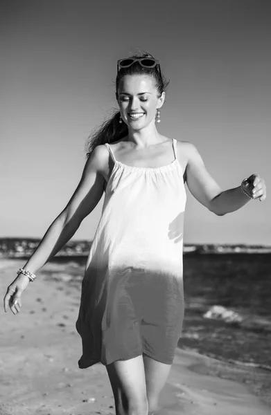 Gelukkig Actieve Vrouw Jurk Zeekust Avond Lopen — Stockfoto