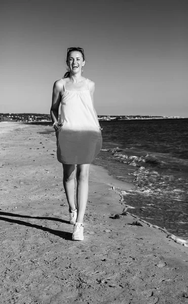 Retrato Larga Duración Mujer Activa Feliz Vestido Costa Por Noche — Foto de Stock