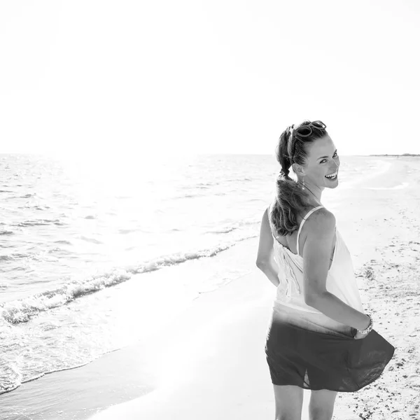 Mujer Moderna Feliz Vestido Orilla Del Mar Por Noche Caminando —  Fotos de Stock