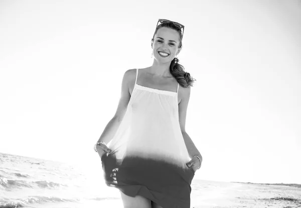 Retrato Mujer Moda Feliz Vestido Orilla Del Mar Noche —  Fotos de Stock