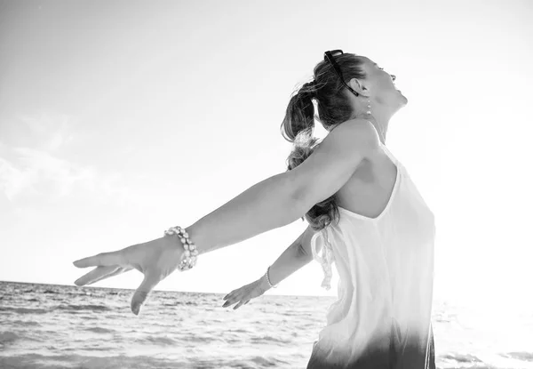 Portrait Smiling Young Woman Dress Seacoast Evening Rejoicing — Stock Photo, Image