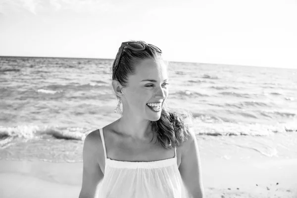 Портрет Счастливой Молодой Женщины Платье Берегу Моря Вечером Смотрящей Сторону — стоковое фото
