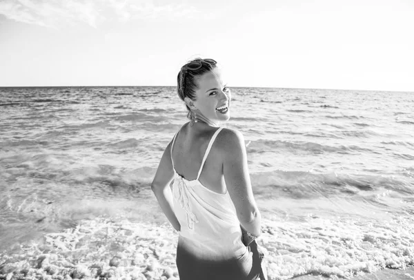 Sorridente Donna Moderna Abito Sulla Spiaggia Sera Divertendosi — Foto Stock