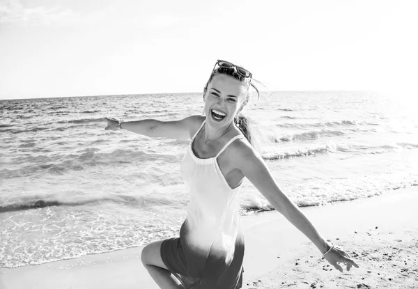 Ευτυχισμένος Σύγχρονη Γυναίκα Φόρεμα Στην Παραλία Βράδυ Διασκέδαση Ώρα — Φωτογραφία Αρχείου