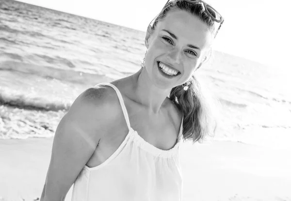 Uśmiechnięta Młoda Kobieta Sukni Wybrzeże Wieczorem — Zdjęcie stockowe