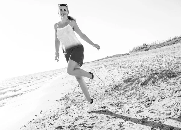 Sorridente Giovane Donna Abito Sulla Spiaggia Sera Divertendosi — Foto Stock