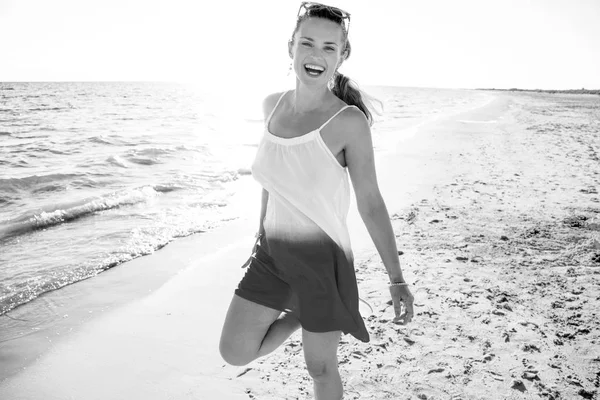 Sonriente Mujer Joven Vestido Costa Por Noche Divertirse —  Fotos de Stock