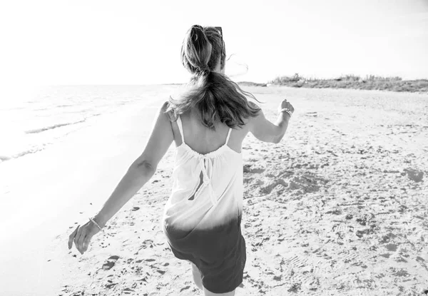 Visto Dietro Giovane Donna Abito Sulla Spiaggia Sera Piedi — Foto Stock