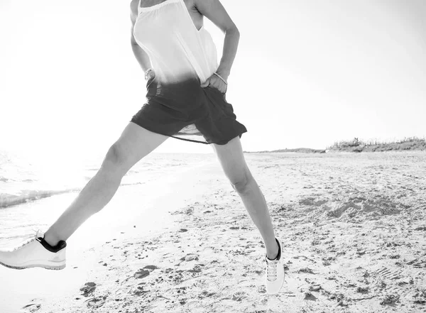 드레스 점프에 해변에 — 스톡 사진