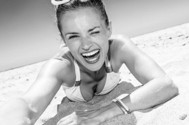 Beyaz kum eğlenceye. gülümseyen mayo selfie alarak sahilde modern kadın