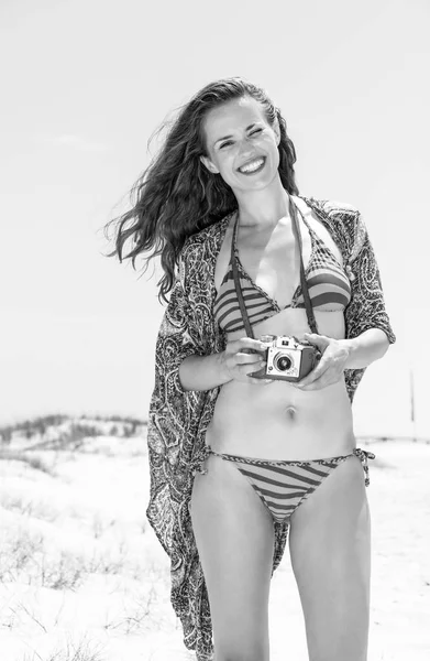 보헤미안 분위기 휴가입니다 레트로 카메라와 해변에서 비키니에 Hipster 여자의 초상화 — 스톡 사진