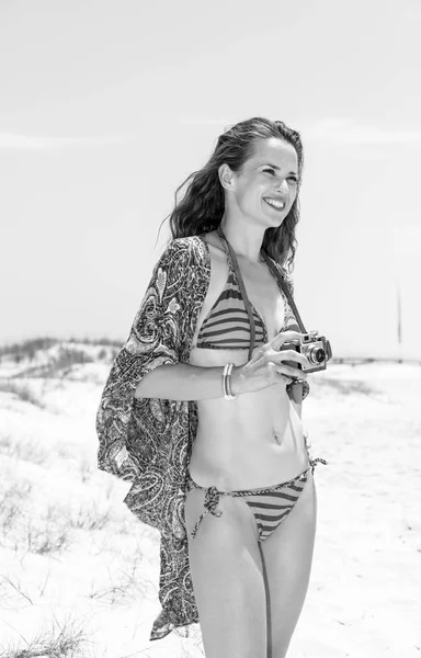 Lächelnde Boho Junge Frau Bikini Strand Mit Vintage Filmkamera Die — Stockfoto