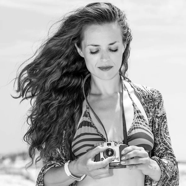Junge Frau Zigeunerstil Badeanzug Strand Mit Retro Fotokamera — Stockfoto