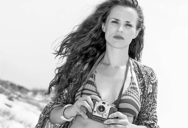 Hippie Νεαρή Γυναίκα Μαγιό Vintage Φωτογραφία Κάμερα Μπροστά Στη Παραλία — Φωτογραφία Αρχείου