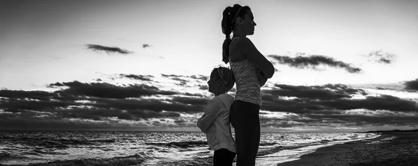 Mladá Matka Dítě Sportovní Styl Oblečení Pláži Při Západu Slunce — Stock fotografie