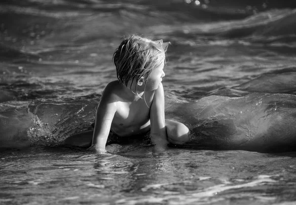 Девочка Смотрит Сторону Время Купания Море — стоковое фото