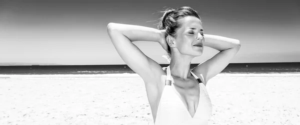 Amusant Sur Sable Blanc Jeune Femme Détendue Tenue Plage Sur — Photo