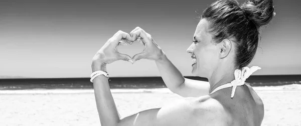 Весело Белом Песке Улыбающаяся Молодая Женщина Купальниках Пляже Показывающая Руки — стоковое фото