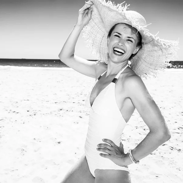 Zábava Bílém Písku Šťastné Moderní Žena Plavek Pláži — Stock fotografie