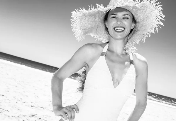 Beyaz Kum Eğlenceye Deniz Kıyısı Üzerinde Mayo Mutlu Modern Kadın — Stok fotoğraf