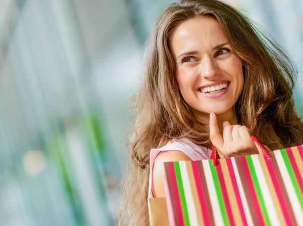 Joyeux Jeune Femme Avec Des Sacs Provisions — Photo