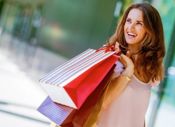 Mujer Joven Feliz Con Bolsas Compras Callejón Del Centro Comercial — Foto de Stock