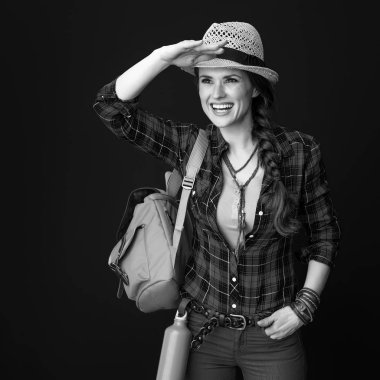 mutlu sağlıklı turist kadın mesafe içine bakarak bir ekose gömlekli