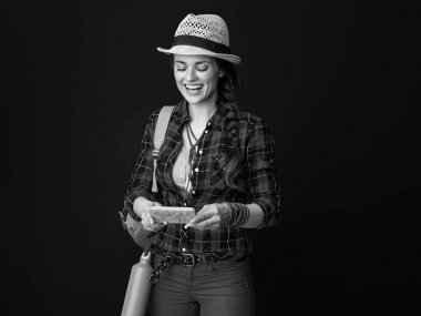 etkin gezgin mesaj yazarken bir ekose gömlek gülümseyen 