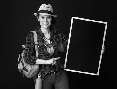 boş tahta at işaret sırt çantası ile sağlıklı kadın uzun yürüyüşe çıkan kimse gülümseyen 