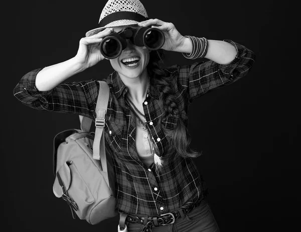 Sorrindo Mulher Turística Ativa Com Mochila Olhando Através Binóculos — Fotografia de Stock