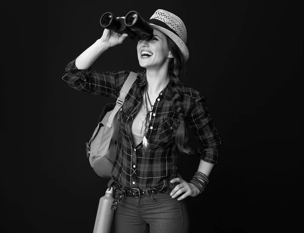 Szczęśliwa Kobieta Aktywna Turysta Plecak Patrząc Odległość Przez Lornetki — Zdjęcie stockowe