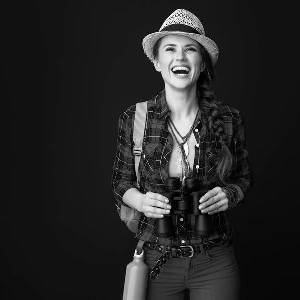 Mutlu Sağlıklı Traveler Kadın Ararken Dürbünü Ile Ekose Gömlekli — Stok fotoğraf