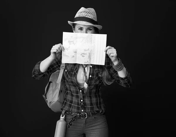 Mujer Viajera Activa Con Mochila Escondida Detrás Del Mapa —  Fotos de Stock