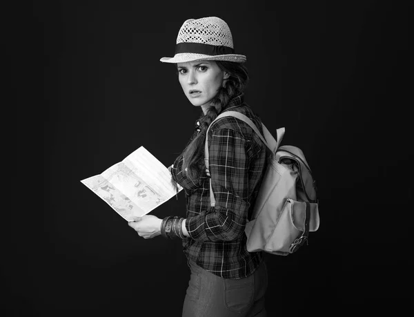 Joven Mujer Turista Preocupada Con Mochila Con Mapa — Foto de Stock