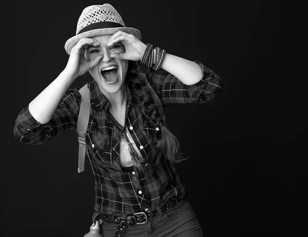 Lächelnde Gesunde Touristin Mit Rucksack Die Durch Binokularförmige Hände Blickt — Stockfoto