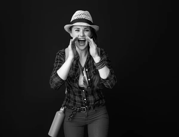 Uśmiechnięta Młoda Kobieta Turysta Plaid Shirt Krzyczał Przez Megafon Kształcie — Zdjęcie stockowe