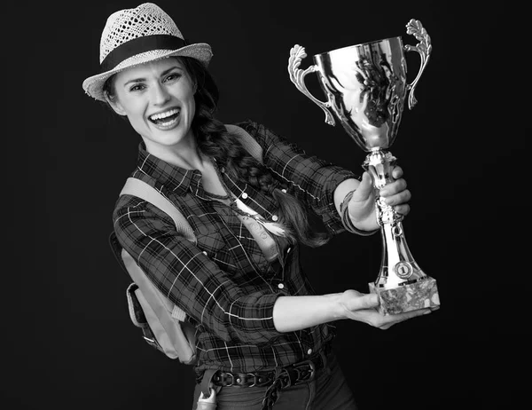 Gelukkig Actieve Reiziger Vrouw Een Plaid Shirt Weergegeven Goblet — Stockfoto