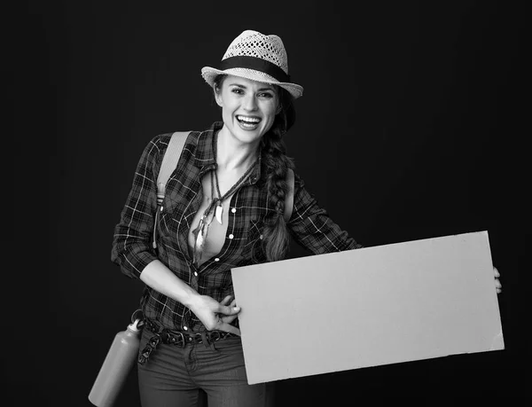 Feliz Joven Viajero Mujer Con Mochila Mostrando Tablero Blanco —  Fotos de Stock