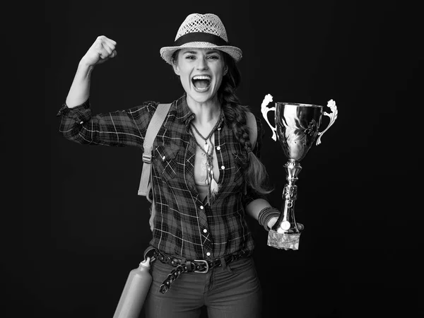Sonriente Aventura Mujer Excursionista Con Mochila Con Copa Mostrando Bíceps —  Fotos de Stock